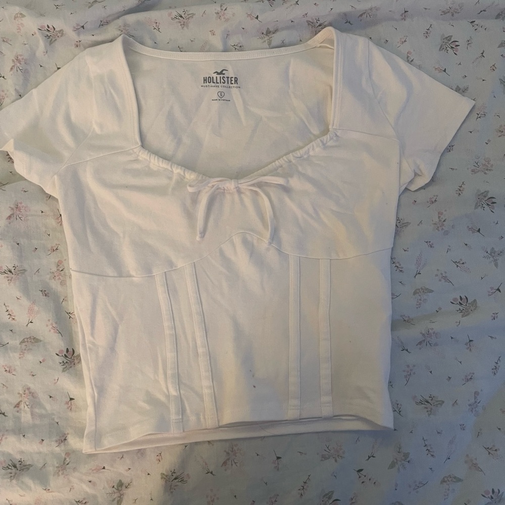 white hollister bow front cropped tee